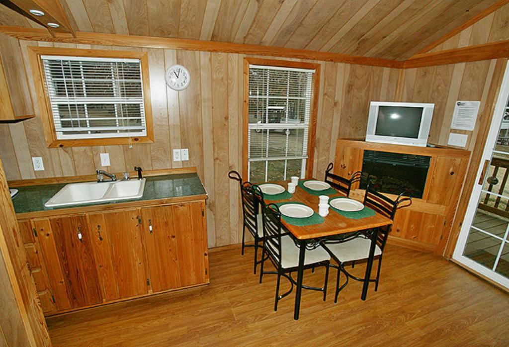 Arrowhead Camping Resort Deluxe Cabin 4 Douglas Center 外观 照片