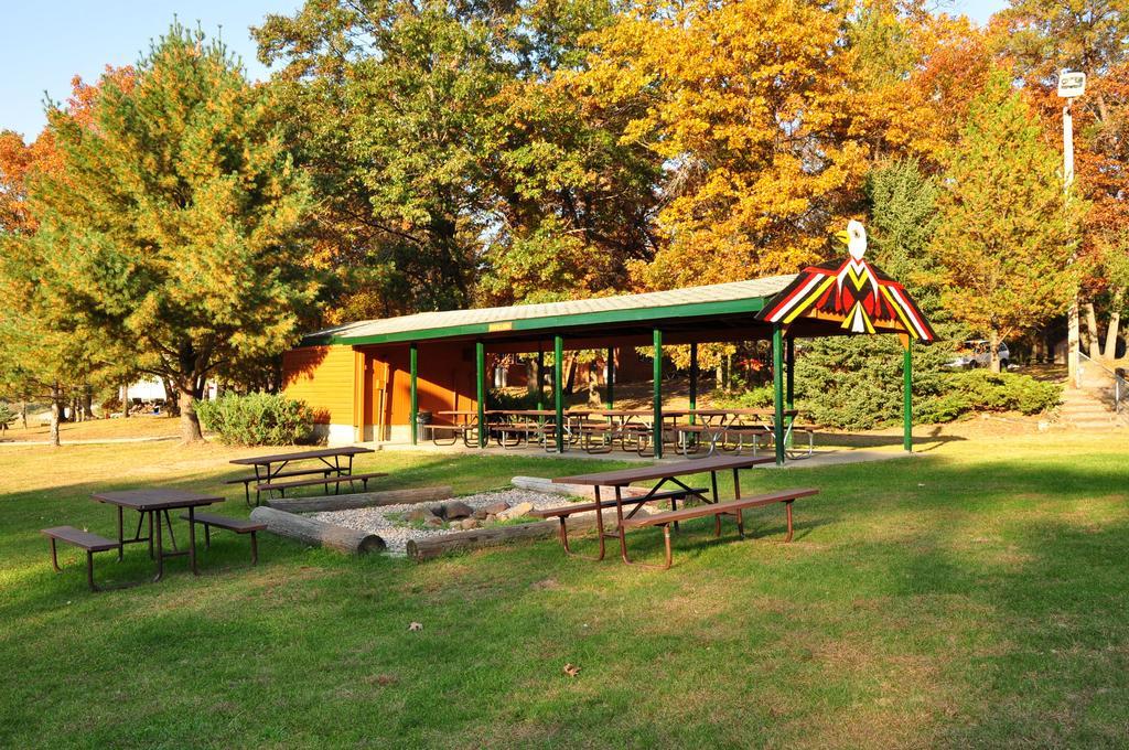 Arrowhead Camping Resort Deluxe Cabin 4 Douglas Center 外观 照片